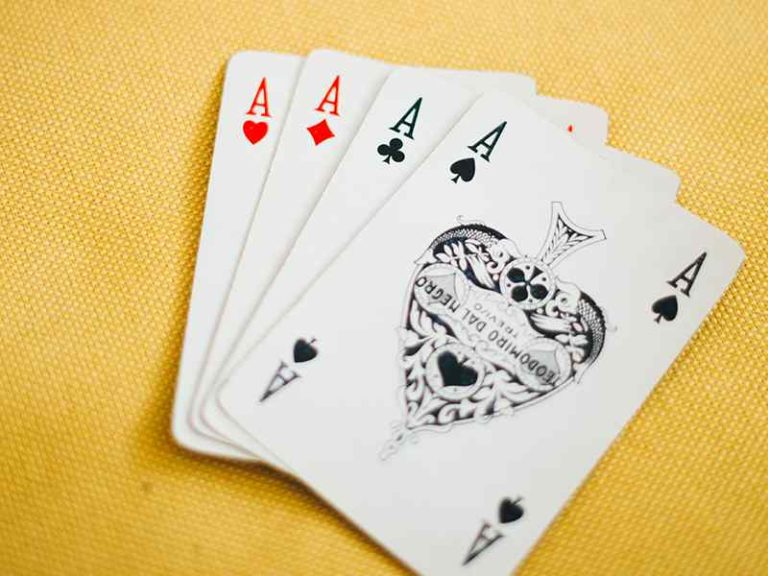 Online_poker_psychology_5_mistakes_that_will_rob_you_of_success_800X600_4_aces_on_yellow_Unsplash